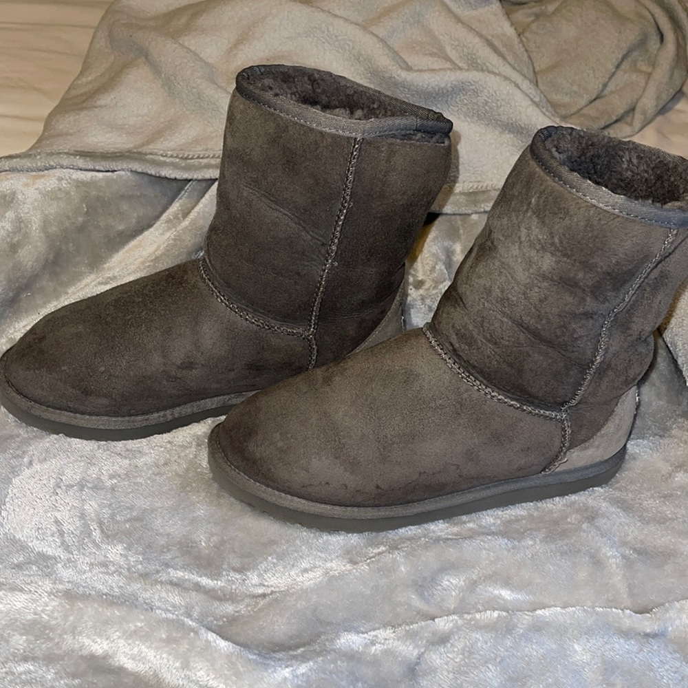 UGGS: Big kids US6 (fits a woman’s 7/8) color grey